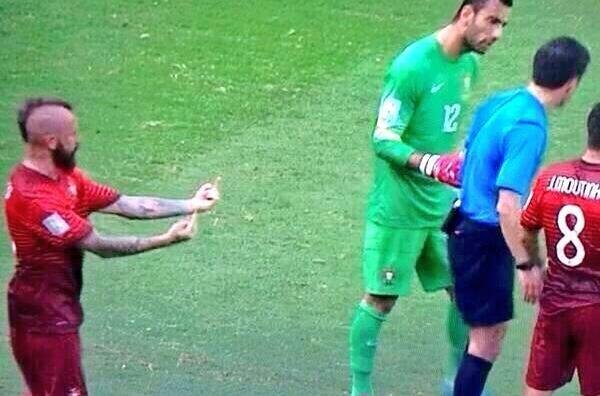 Raul Meireles acungkan jari tengah?