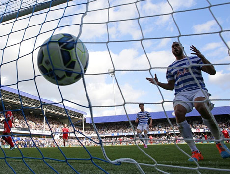 Reaksi Steven Caulker setelah mencetak own goal (c) AFP
