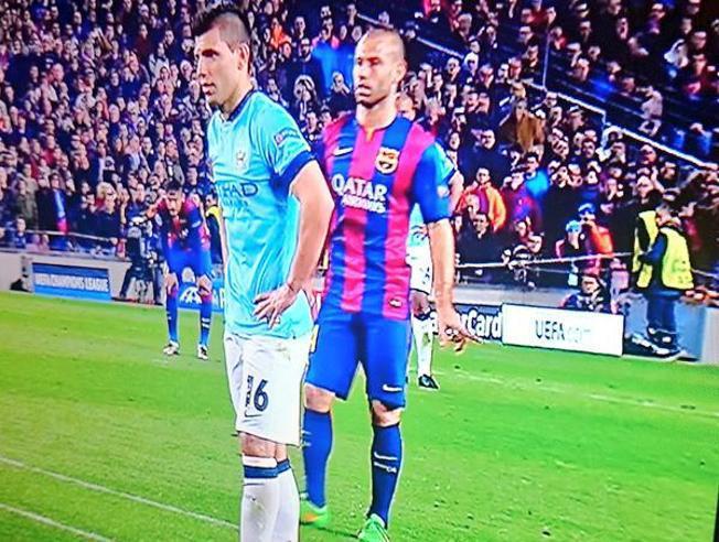 Javier Mascherano saat memberikan isyarat jari kepada Ter Stegen