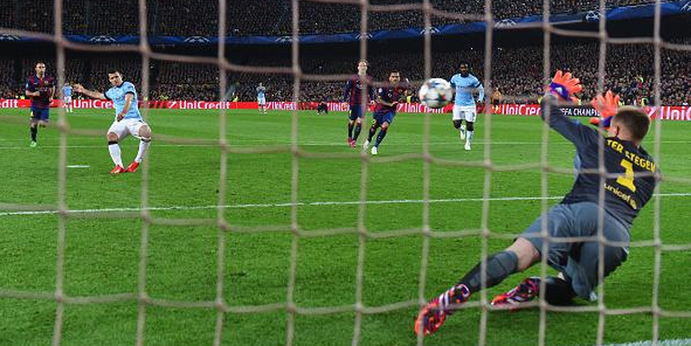 Aksi Marc Andre Ter Stegen saat memblok penalti Sergio Aguero