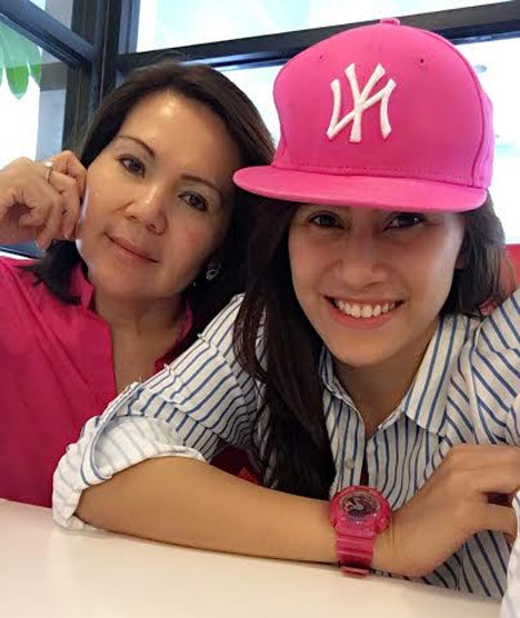 Bellaetrix Manuputty bersama sang bunda.