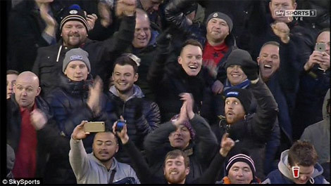Phil Jones terlihat di tribun Anfield