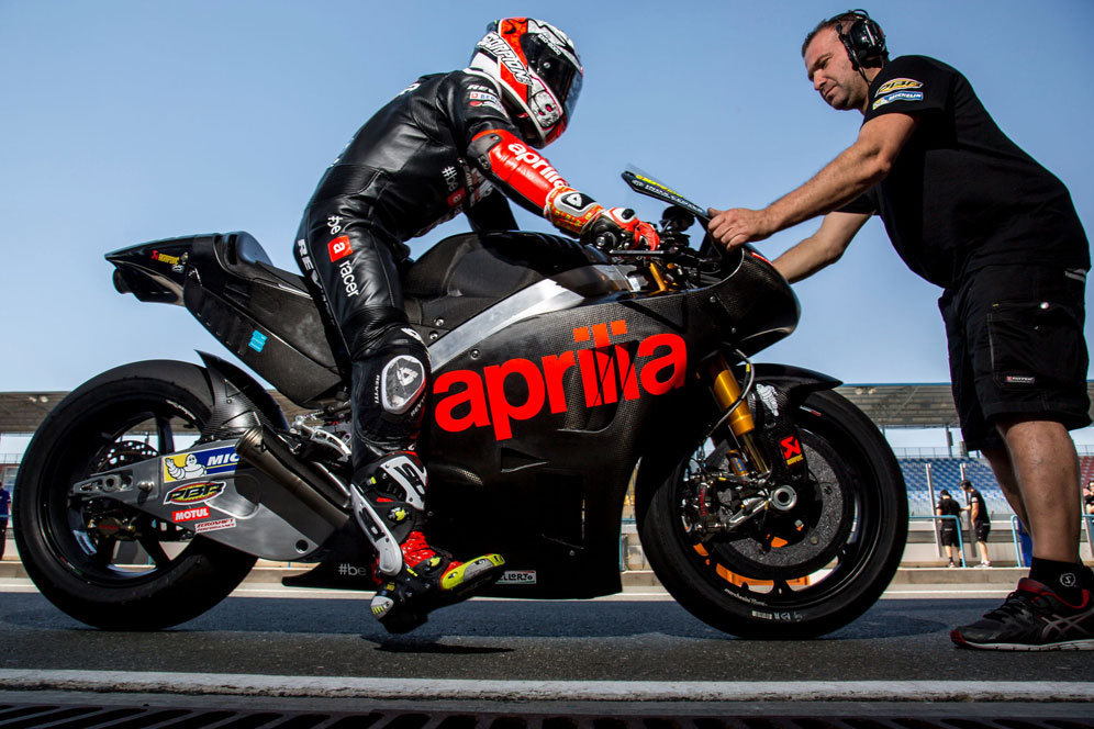 Alvaro Bautista di atas RS-GP 2016 (c) Aprilia Racing