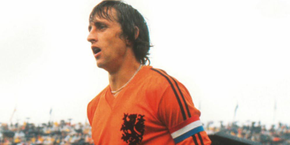 Bahkan Adidas Pun Dicabik oleh Johan Cruyff Bahkan Adidas Pun Dicabik oleh Johan Cruyff