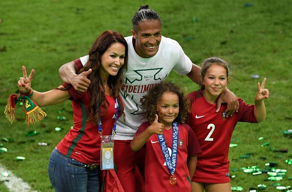 Alves dan keluarganya merayakan kesuksesan menjuarai Euro 2016 (c) AFP
