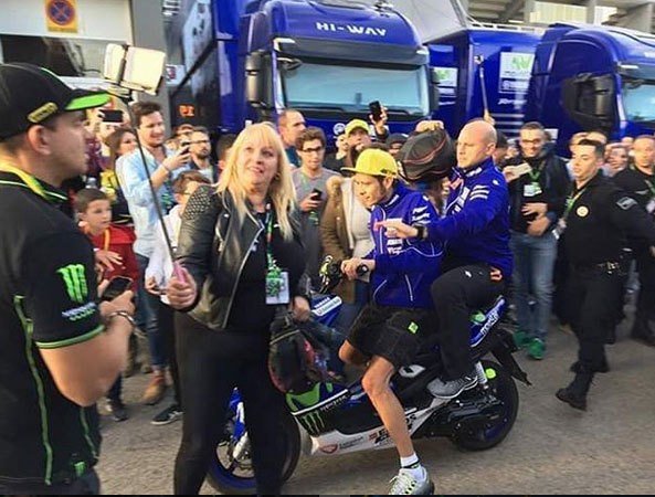 Valentino Rossi saat menabrak penggemar di Sirkuit Valencia. (c) Istimewa