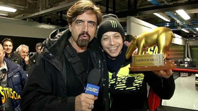 Valerio Staffelli menyerahkan trofi Tapiro dOro kepada Valentino Rossi. (c) Marca