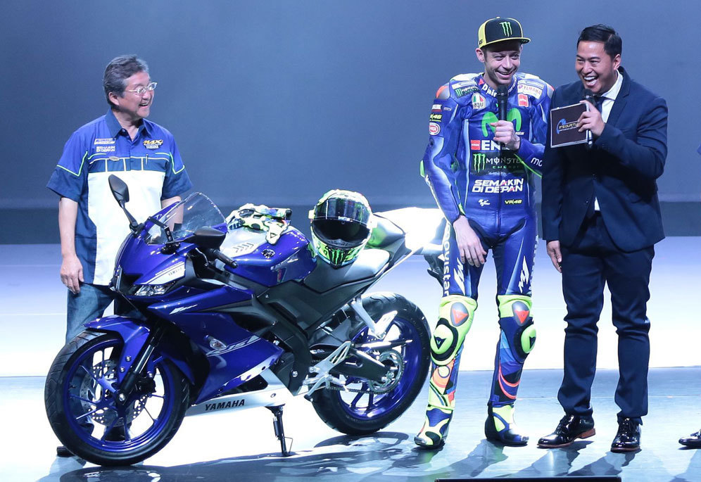 Valentino Rossi dan Pandji Pragiwaksono dalam pertemuan dealer Yamaha Indonesia. (c) Yamaha