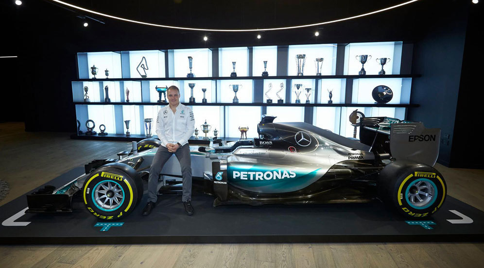 Valtteri Bottas di atas mobil Mercedes AMG Petronas. (c) Mercedes