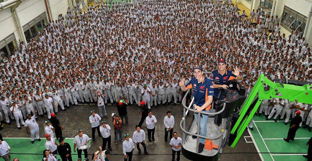 Marc Marquez dan Dani Pedrosa berfoto bersama dengan para pekerja PT Astra Honda Motor di Karawang. (c) HRC