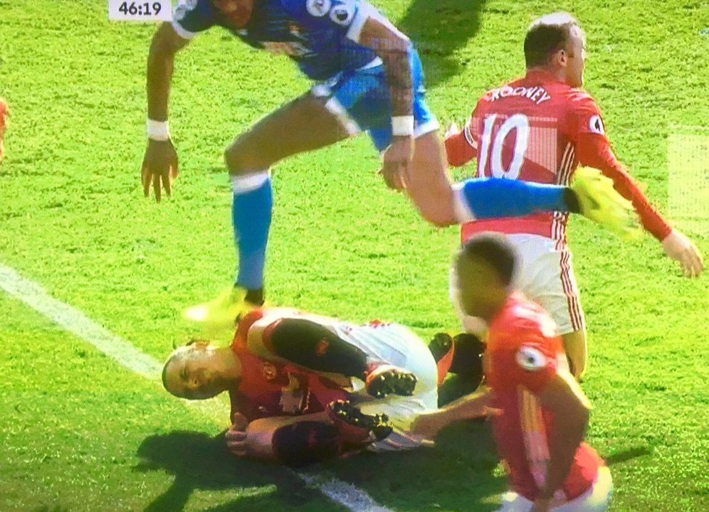 Mings Menginjak Kepala Zlatan