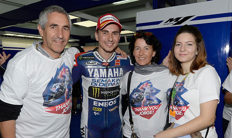 Jorge Lorenzo bersama Chicho sang ayah, Maria sang ibu dan sang adik, Laura usai mengunci gelar dunia MotoGP 2015 lalu. (c) Istimewa