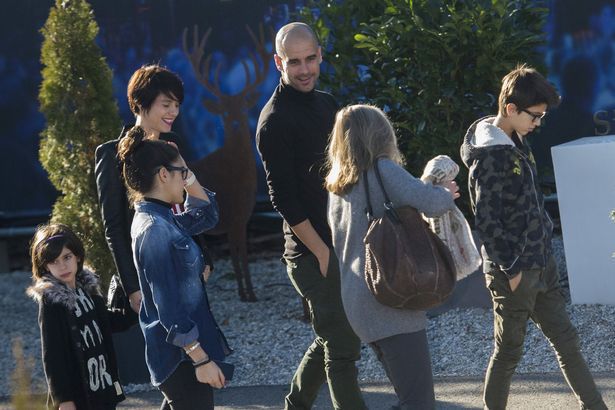 Guardiola bersama anak-anak dan istrinya.