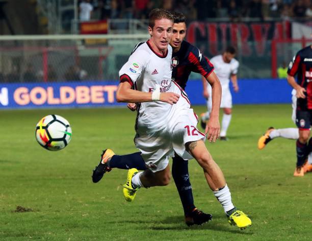 Andrea Conti dalam laga Crotone vs AC Milan (c) AFP