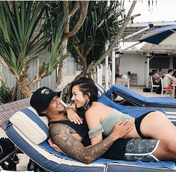 Irfan Bachdim bersama sang istri, Jennifer.