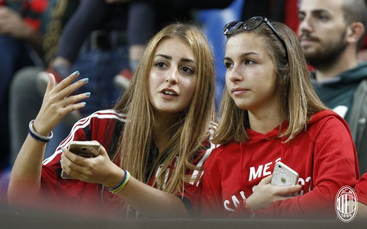 Milanisti cantik di Stadion San Siro