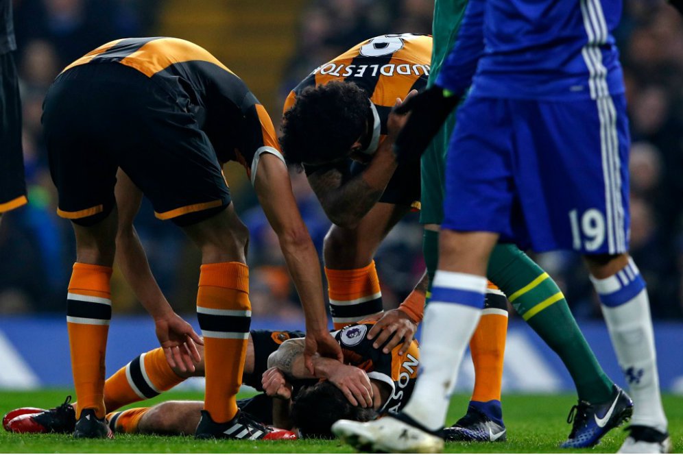 Ryan Mason kesakitan karena tengkoraknya retak usai berbenturan kepala dengan Cahill.