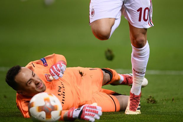 David Ospina Menjatuhkan Hakan Calhanoglu