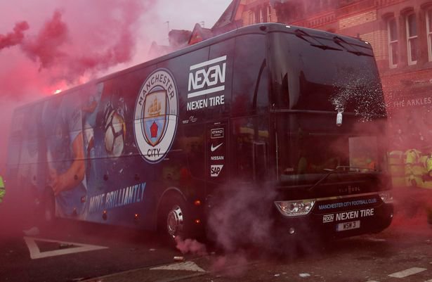 Bus City dilempari botol.