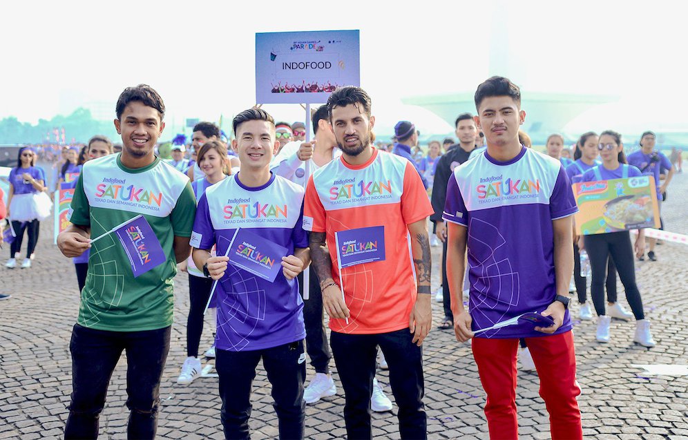 Achmad Hisyam dari PSS Sleman, Kim Kurniawan dari Persib Bandung, Stefano Lilipaly dari Bali United dan Dalmiansyah Matutu dari Arema FC tengah bersiap mengikuti parade Asian Games 2018 bersama ribuan peserta lainnya sebagai bentuk dukungan terhadap kampanye Indofood SATUKAN Tekad dan Semangat Indonesia. Kampanye Indofood SATUKAN mengajak masyarakat untuk mendukung tim nasional yang akan bertanding dan menjadi tuan rumah yang baik, demi suksesnya Asian Games 2018.