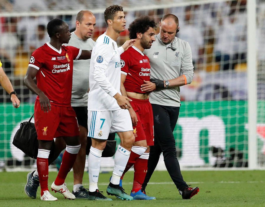 Ronaldo Menemani Salah Berjalan Keluar Lapangan