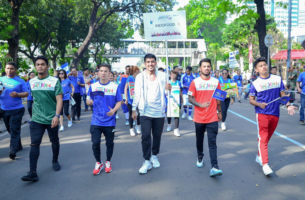 Achmad Hisyam dari PSS Sleman, Kim Kurniawan dari Persib Bandung, Stefano Lilipaly dari Bali United dan Dalmiansyah Matutu dari Arema FC tengah berjalan bersama ribuan peserta parade Asian Games 2018 sebagai bentuk dukungan terhadap Indofood SATUKAN Tekad dan Semangat Indonesia. Kampanye Indofood SATUKAN mengajak masyarakat untuk mendukung tim nasional yang akan bertanding dan menjadi tuan rumah yang baik, demi suksesnya Asian Games 2018.