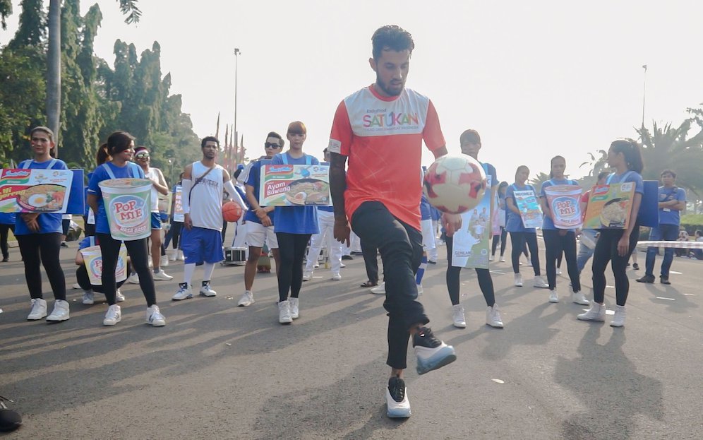 Stefano Lilipaly melakukan juggling bola saat berjalan di parade Asian Games 2018 hari ini 13 Mei 2018. Lilipaly hadir pada parade Asian Games 2018 untuk mendukung kampanye Indofood SATUKAN Tekad dan Semangat Indonesia yang mengajak masyarakat untuk mendukung tim nasional yang akan bertanding dan menjadi tuan rumah yang baik, demi suksesnya Asian Games 2018.