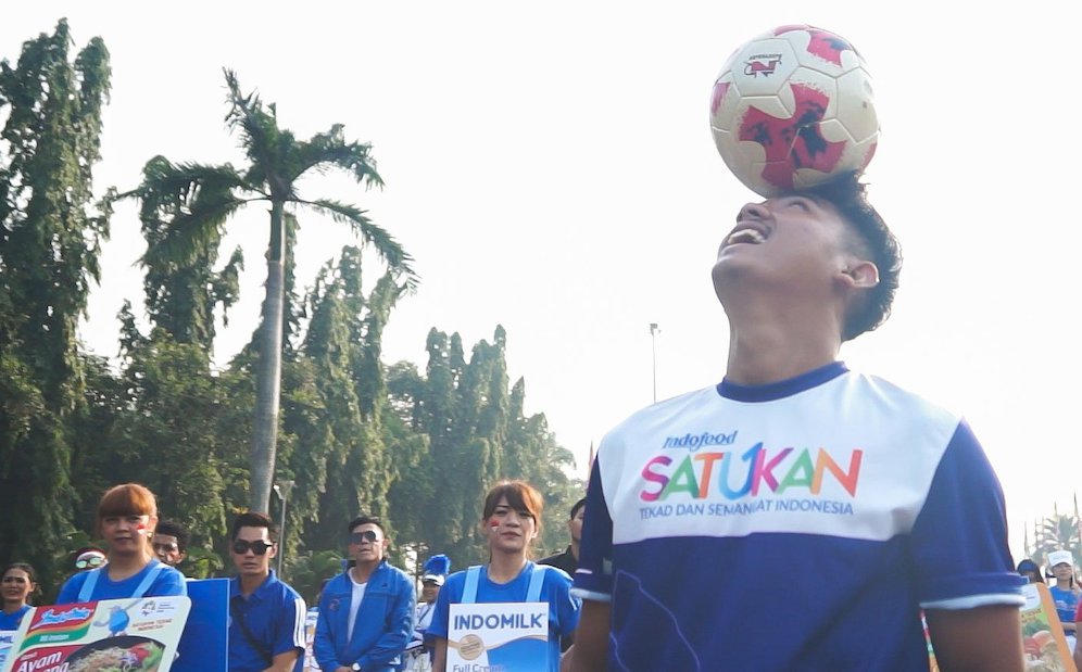 Dalmian Matutu melakukan juggling bola saat berjalan di parade Asian Games 2018 hari ini 13 Mei 2018. Lilipaly hadir pada parade Asian Games 2018 untuk mendukung kampanye Indofood SATUKAN Tekad dan Semangat Indonesia yang mengajak masyarakat untuk mendukung tim nasional yang akan bertanding dan menjadi tuan rumah yang baik, demi suksesnya Asian Games 2018.