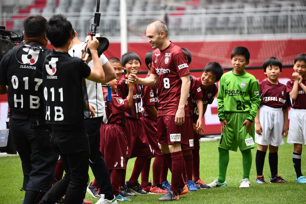 Andres Iniesta dan bibit muda Vissel Kobe.