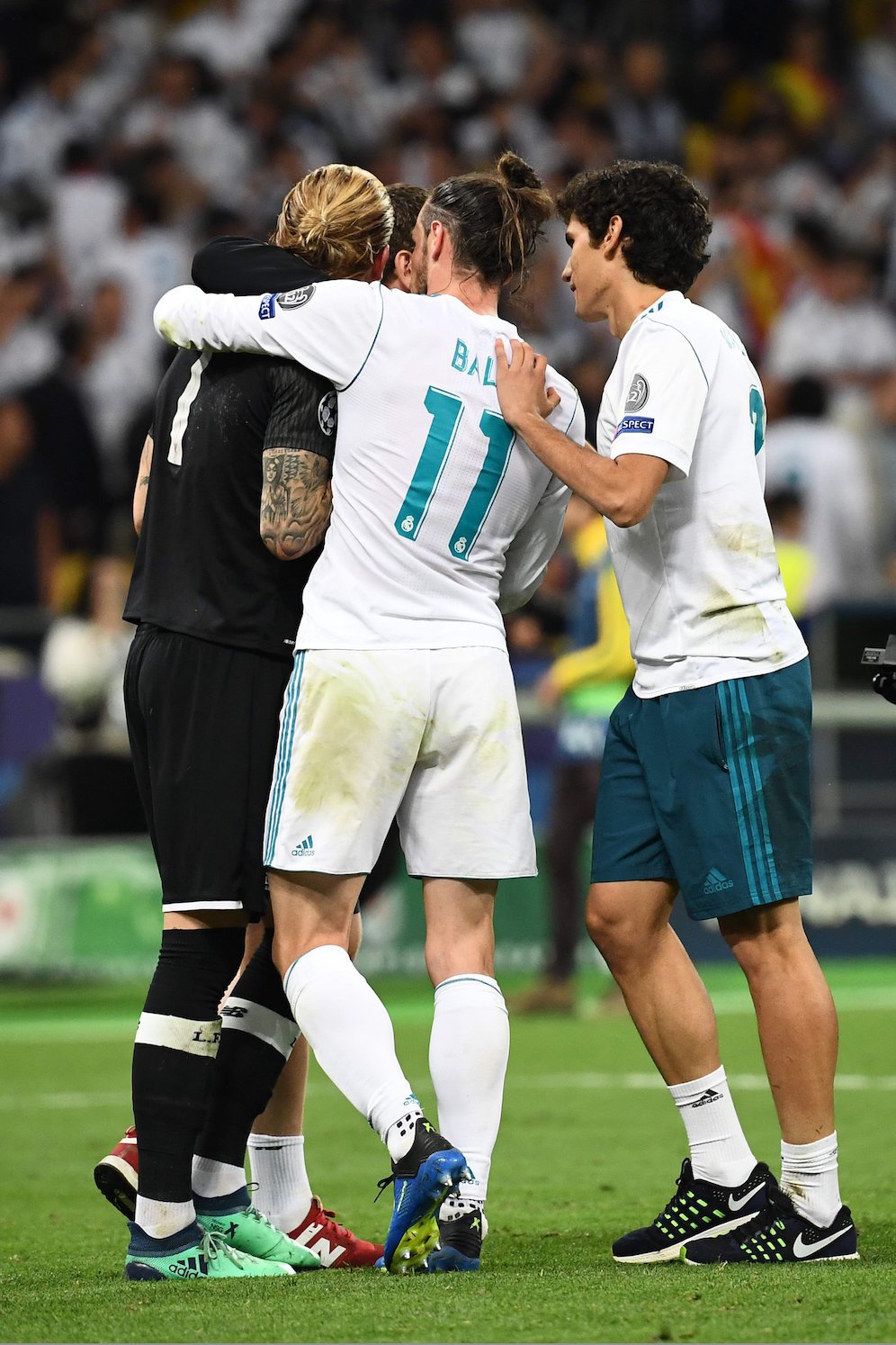 Gareth Bale mencoba menenangkan Loris Karius.