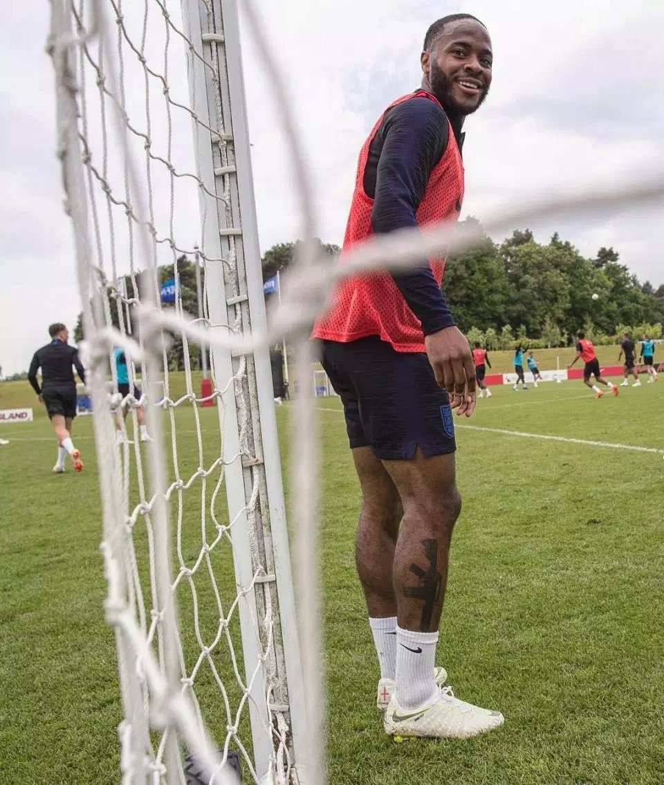 Raheem Sterling pamer tato baru.
