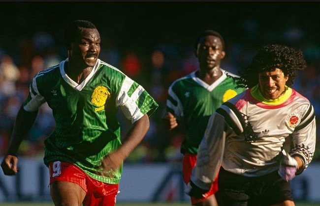 Milla (kiri), dikejar oleh Higuita.