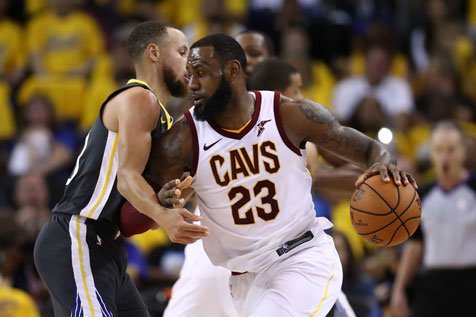 Stephen Curry dan LeBron James (c) AFP