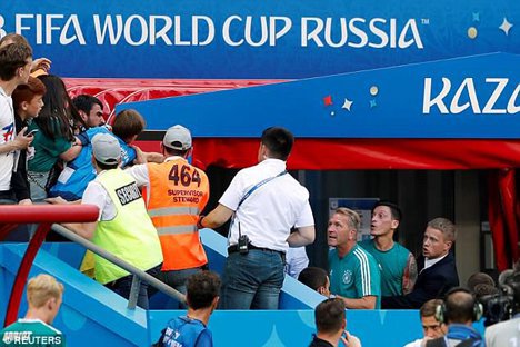 Ozil Berseteru Dengan Fans