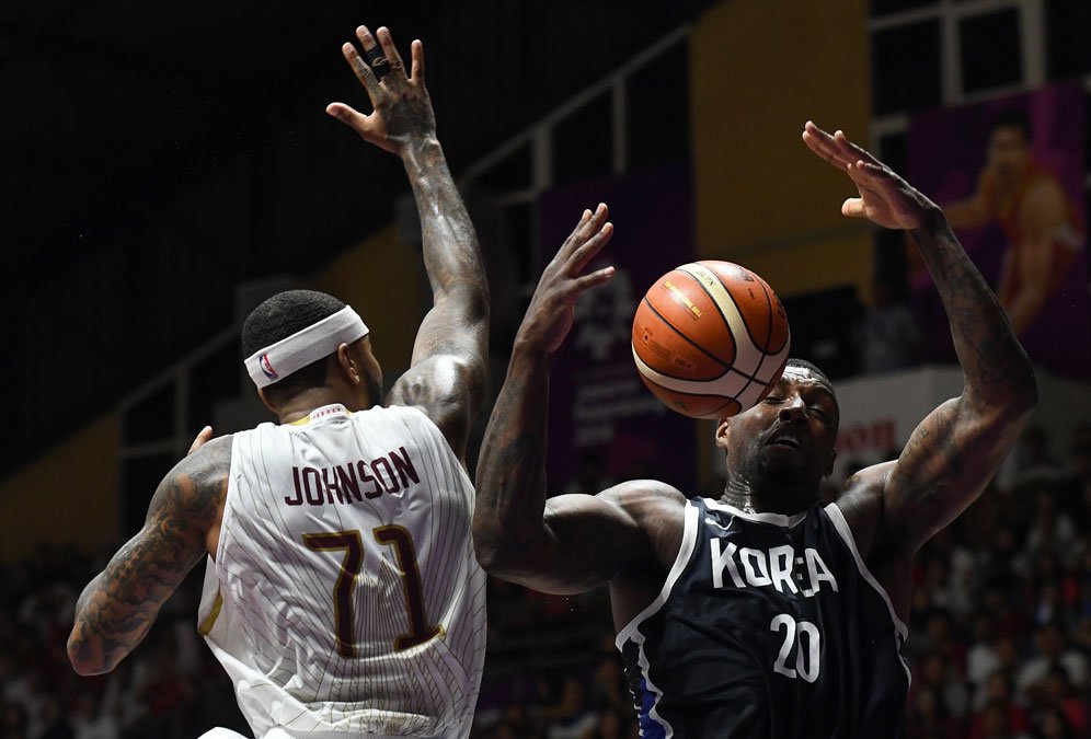 Jamarr Johnson dan Ricardo Ratliffe (c) AFP