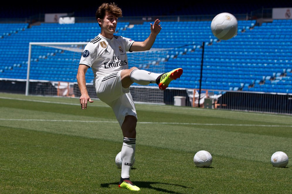 Alvaro Odriozola saat pengenalan di Real Madrid.