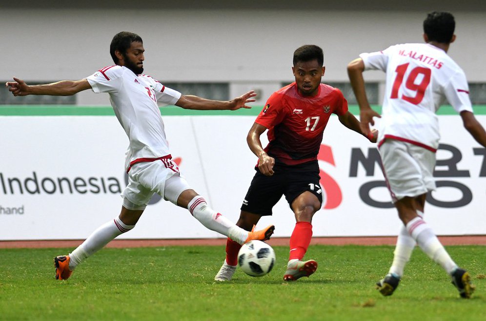 Saddil Ramdani mencoba lewati hadangan pemain UEA. (Antara)