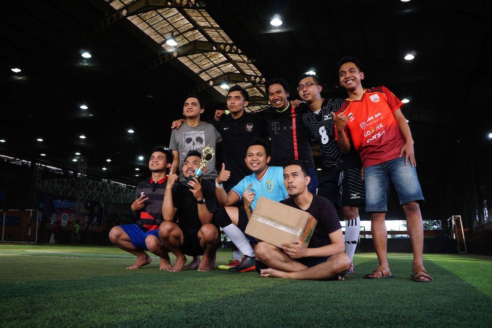 Tim Produk dengan trofi juara. (c) nexify.com