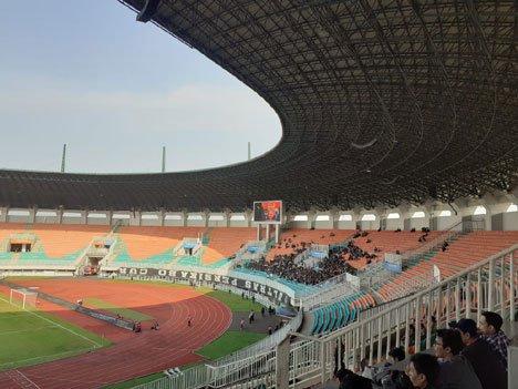 Suasana Stadion Pakansari pada pertandingan Tira Persikabo vs Persija Jakarta, Selasa (16/7) (c) Nexify/Fitri Apriani