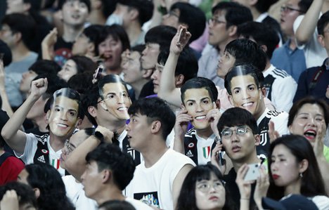 Animo penikmat sepak bola Korea di laga Juventus vs K-League Allstars, sayangnya mereka tidak bisa melihat aksi Cristiano Ronaldo (c) AP Photo