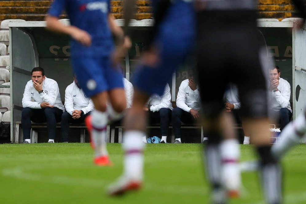 Frank Lampard tampak serius memantau pertandingan Chelsea vs Bohemian. (c) AP Photo
