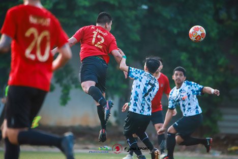Salah satu aksi duel udara di pertandingan Liga Ayo 2019. (c) bolanet/ligaayo