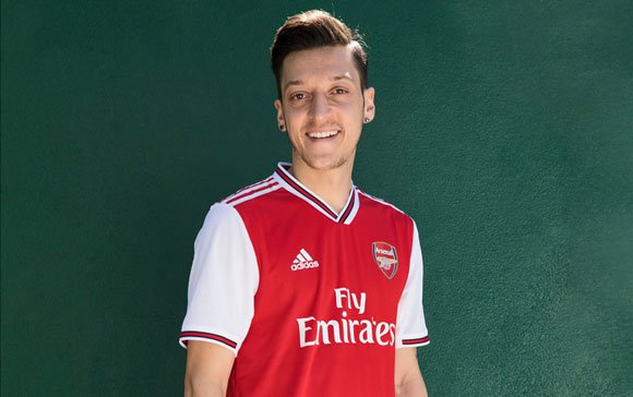 Mesut Ozil menggunakan jersey kandang Arsenal 2019/2020 (c) Adidas UK