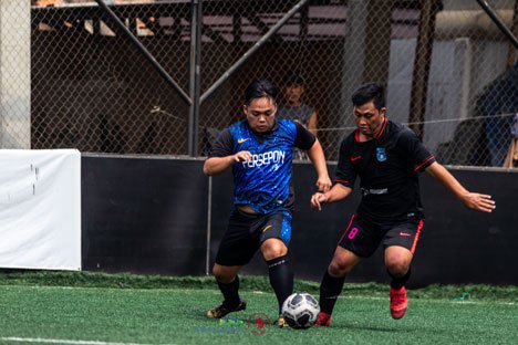 Pemain PSPG mencoba untuk menghentikan pergerakan pemain Persepon (c) Liga Ayo 2019