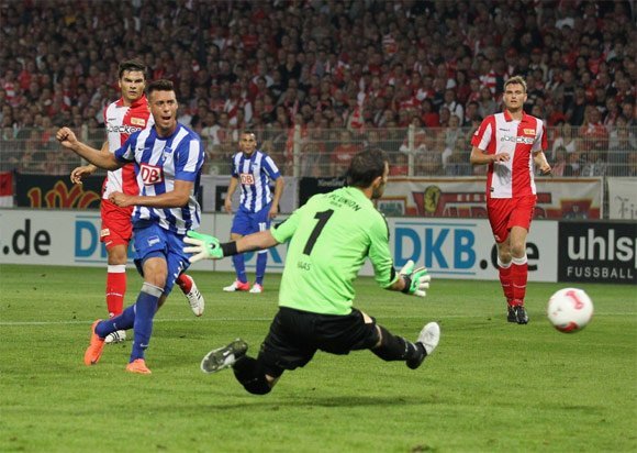 Penyerang Hertha Berlin, Sandro Wagner ketika mencetak gol melawan 1.FC Union Berlin di Stadion an der Alten Foersterei 3 September 2012 silam. (c) Getty/DFL