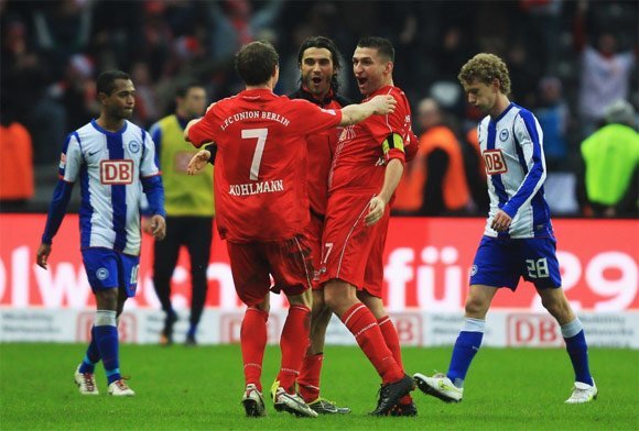 Kapten Union Berlin, Torsten Mattuschka, bersama rekan setim merayakan gol kemenangan pertama mereka di derbi Berlin, 5 Februari 2011. (c) Getty/DFL