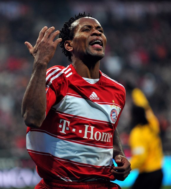 Selebrasi Ze Roberto ketika masih memperkuat Bayern Munchen. (c) DFL
