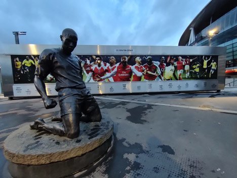 Patung Thierry Henry yang berada di luar Emirates Stadium (c) Nexify/Fitri Apriani