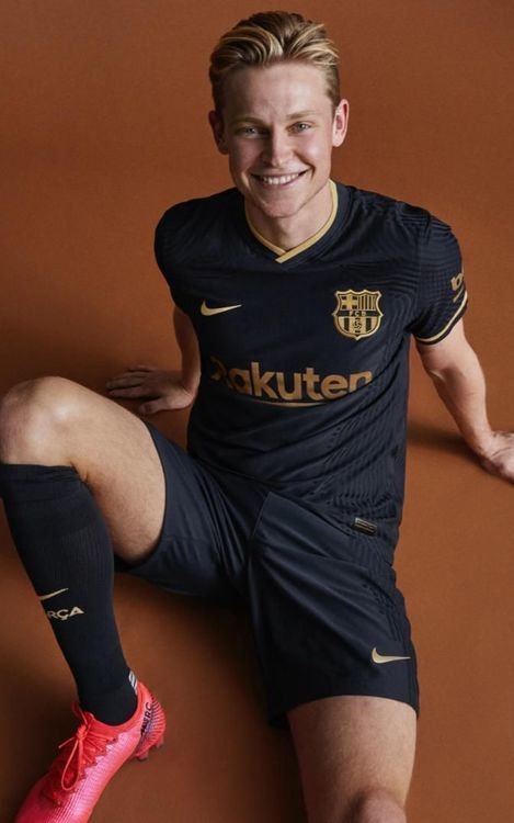 Frenkie De Jong mengenakan jersey tandang Barcelona 2020/21 (c) FC Barcelona