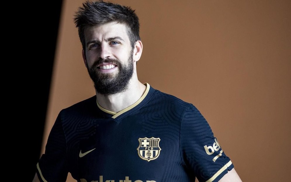 Gerard Pique mengenakan jersey away Barcelona 2020/21 (c) FC Barcelona